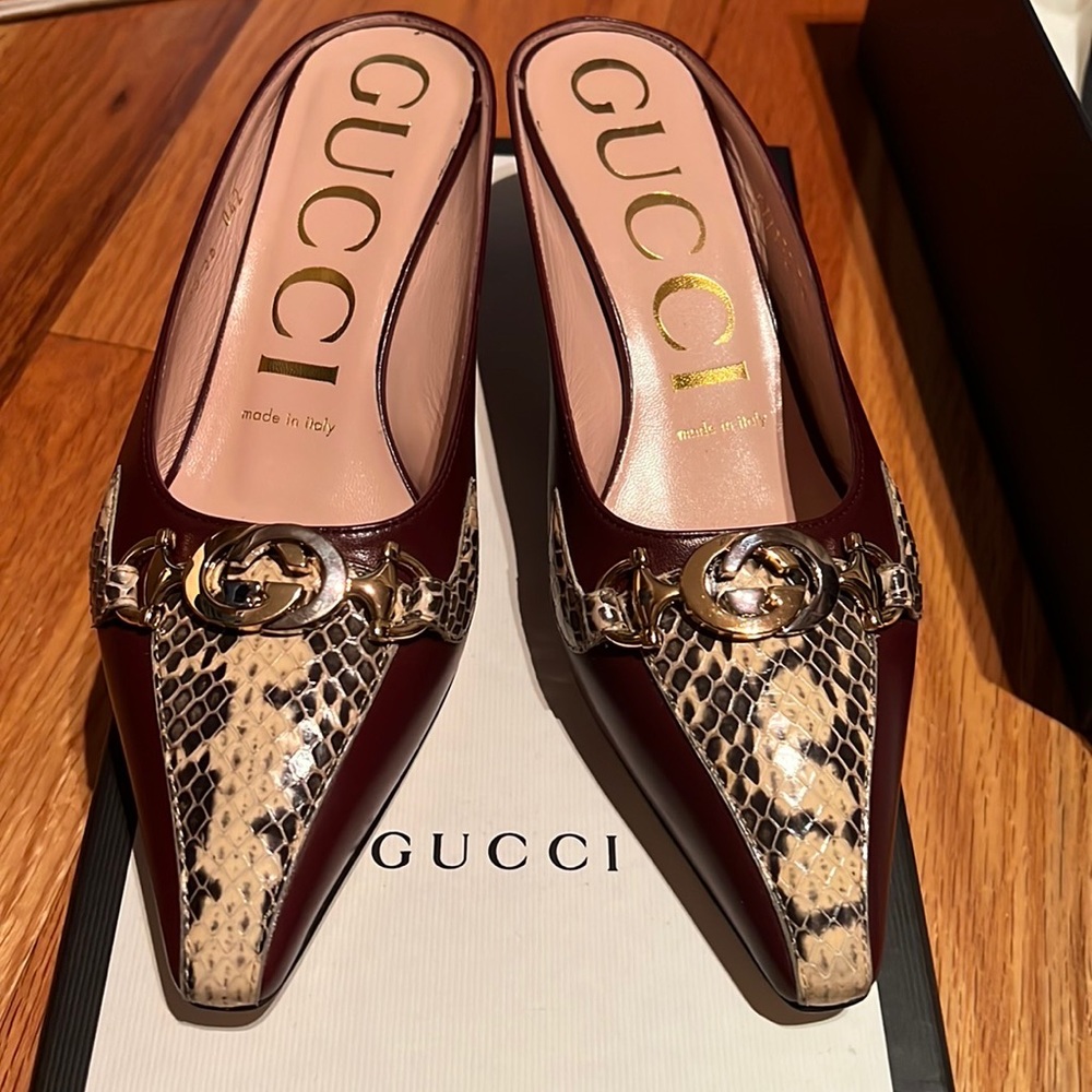 Gucci kitten heel in burgundy with snake skin accents &metal detail. Size 36/6.